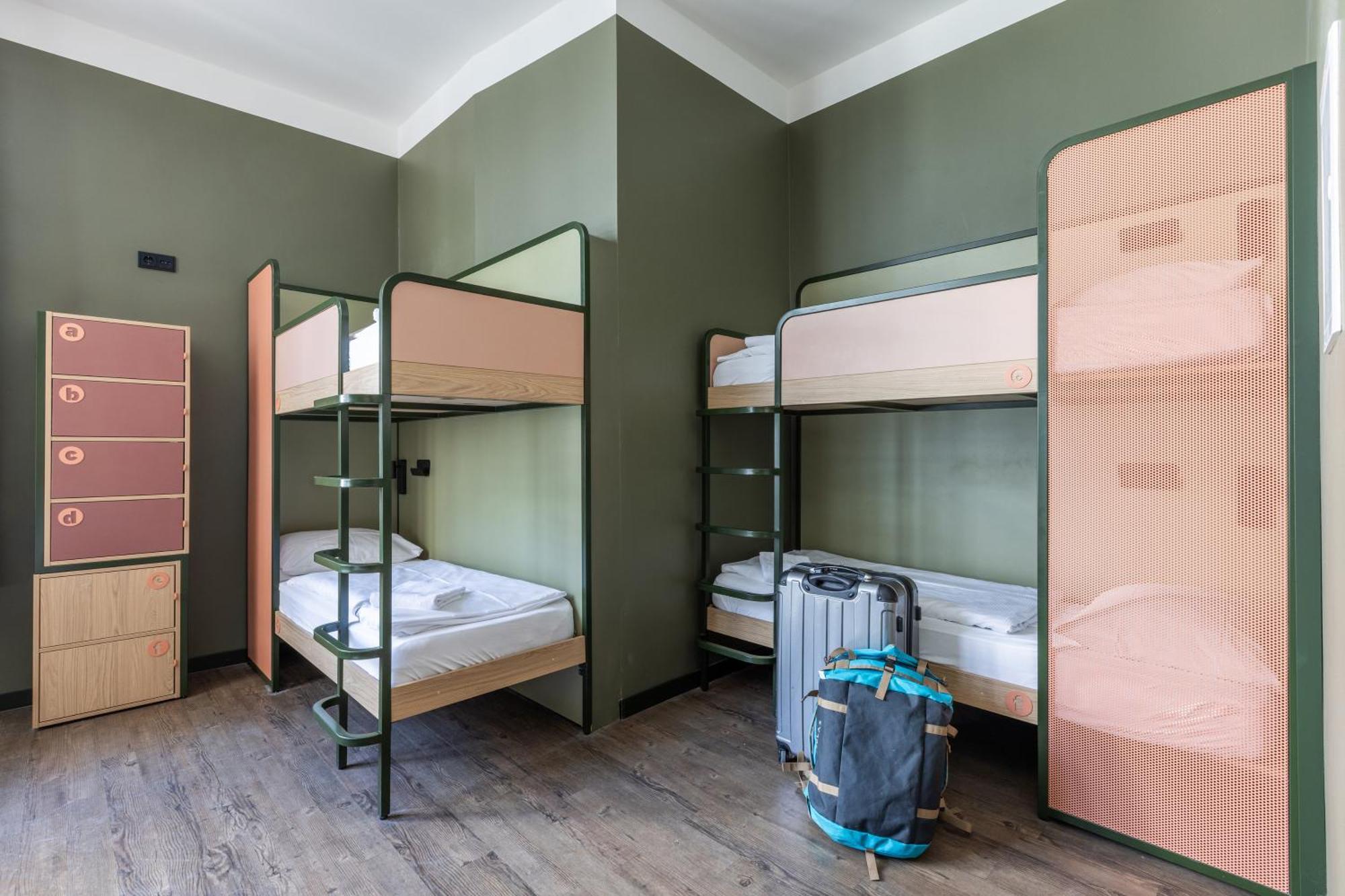 6-Bed Room
