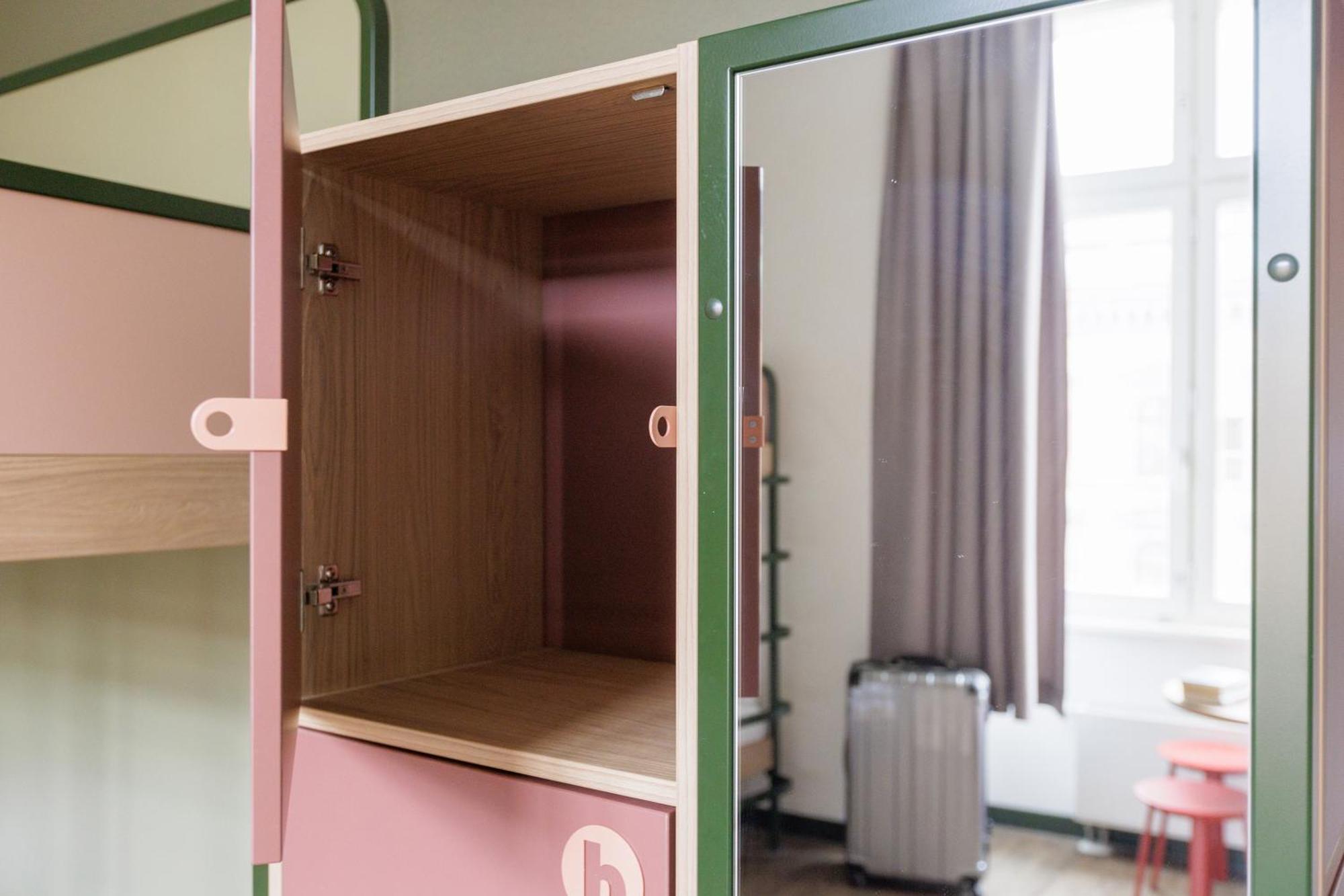 6-Bed Room